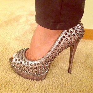Size 10 Steve Madden Awwsome pewter studded heels