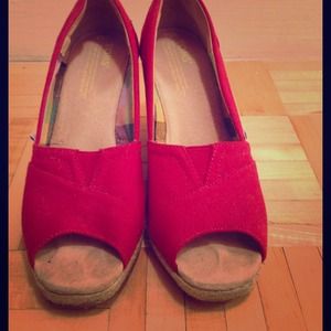 TOMS red canvas wedges💋