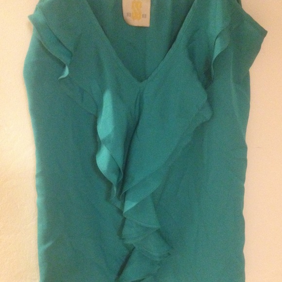 RUFFLE TOP! - Picture 2 of 3