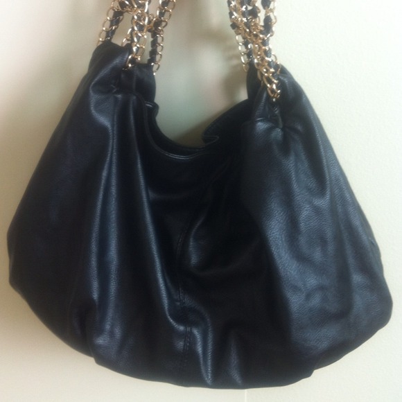 Casual and sophisticated black handbag