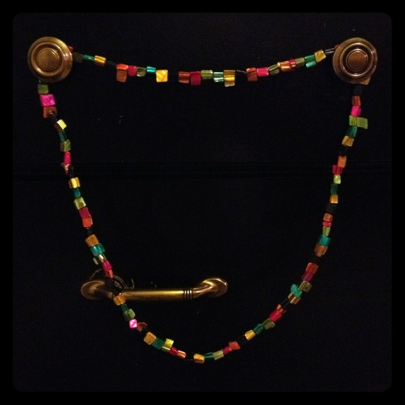 Gorgeous, multicolor, shell necklace.