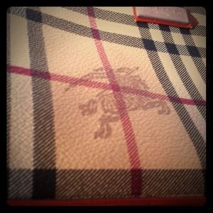 Burberry purse👜