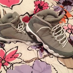 Shoes Jordan grey gently used pretty clean