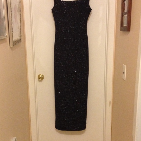 Beautiful dress - Picture 2 of 4