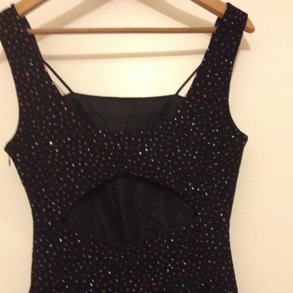 Beautiful dress - Picture 3 of 4