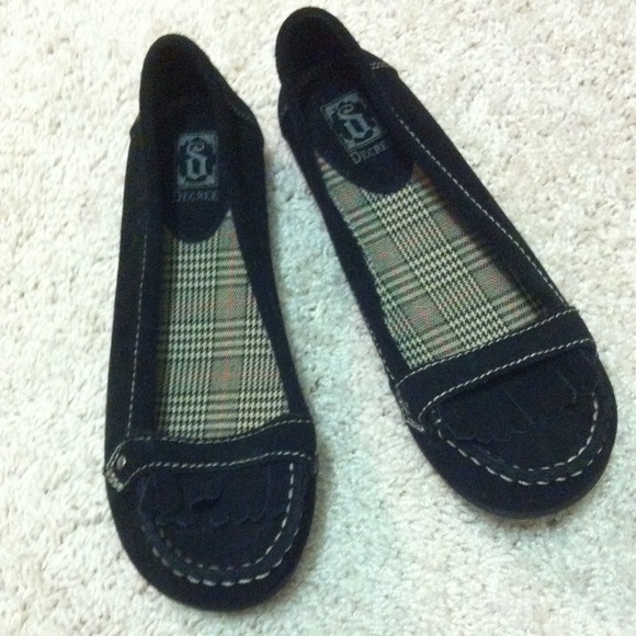 Black shoes with threaded accents