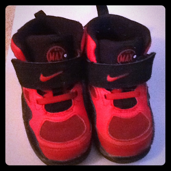 ✨SOLD✨Toddler boys size 7 Air Max 2