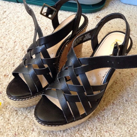 Black wedges