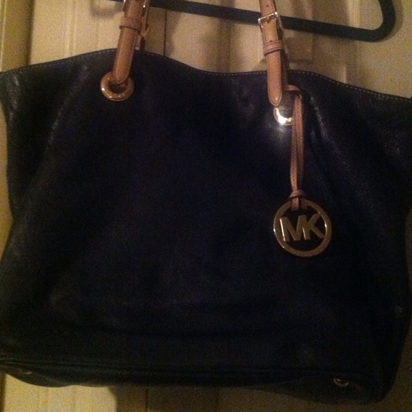 💢SOLD💢Michael Kors Authentic black handbag.