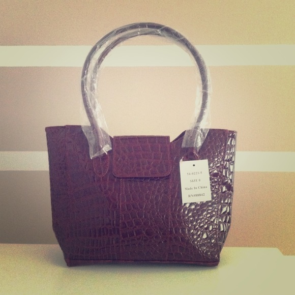 💢SOLD💢Gorgeous faux alligator skin hand bag ❤NWT