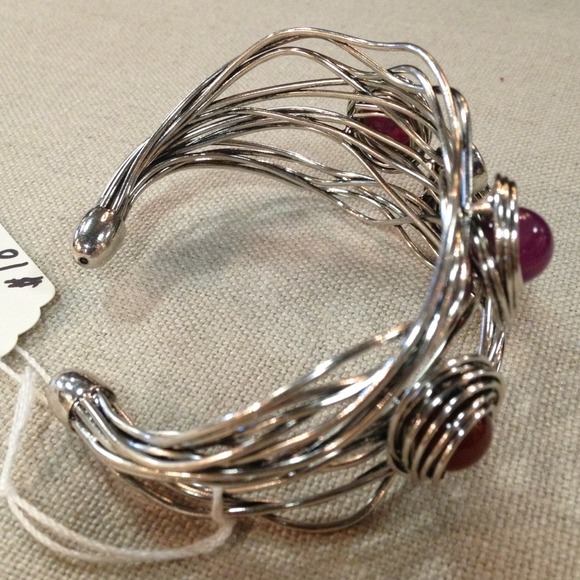 NWT Stunning Silver Tone Cuff Wire Bracelet. - Picture 2 of 4