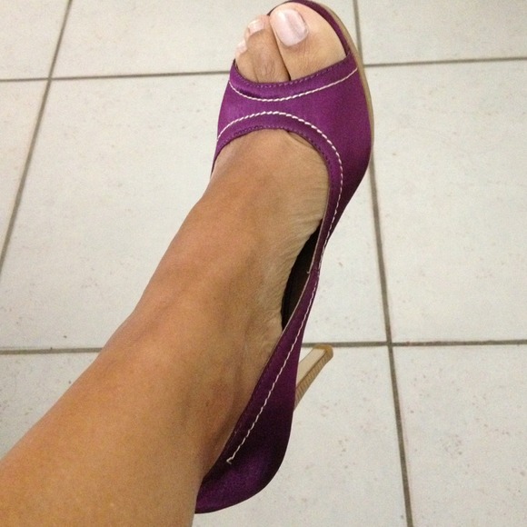 Pompili Purple satin pumps with open toe. - Picture 2 of 3