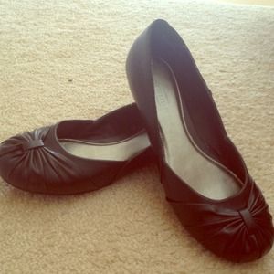 Black ballet flats