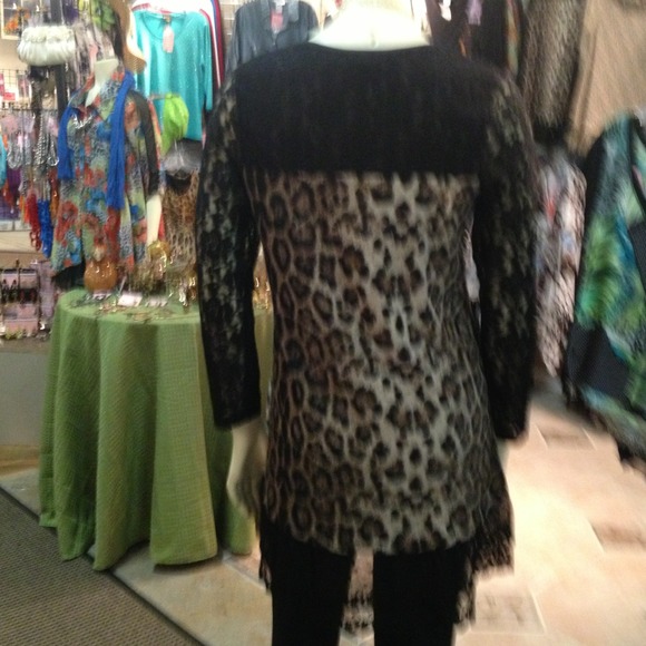 Nwt animal print tunic with lace sleeves & trim - Picture 2 of 4