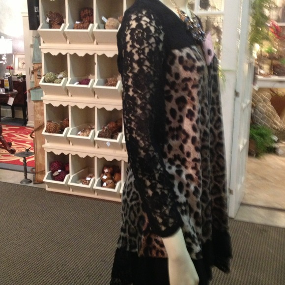 Nwt animal print tunic with lace sleeves & trim - Picture 4 of 4