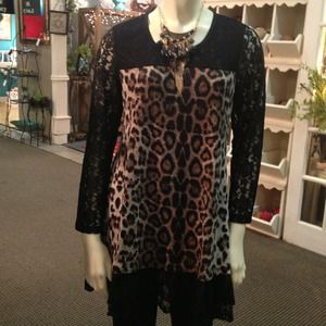 Nwt animal print tunic with lace sleeves & trim