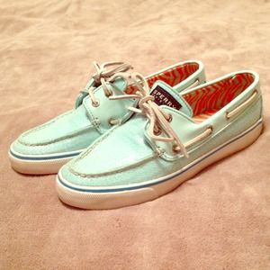 KEEPING Sperry Topsiders