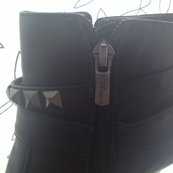 BCBGeneration black leather 4" booties - Picture 2 of 3