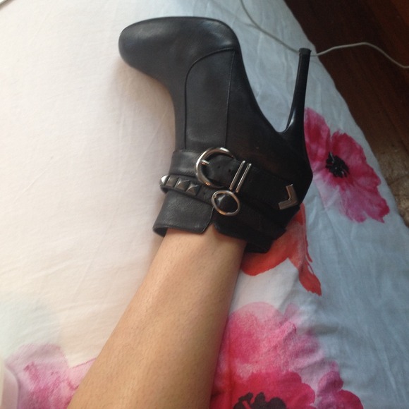 BCBGeneration black leather 4" booties - Picture 3 of 3