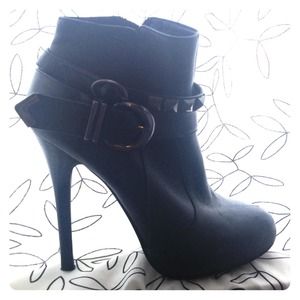 BCBGeneration black leather 4" booties