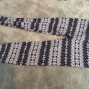 Black and white soft Nordic leggings NWOT