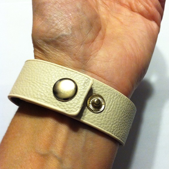 🚫SOLD🚫Bracelet with cream strap and gold links - Picture 2 of 2