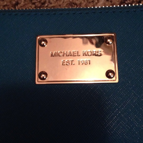 ❗️Michael Michael kors wristlet case❗️Sold❗️ - Picture 2 of 4