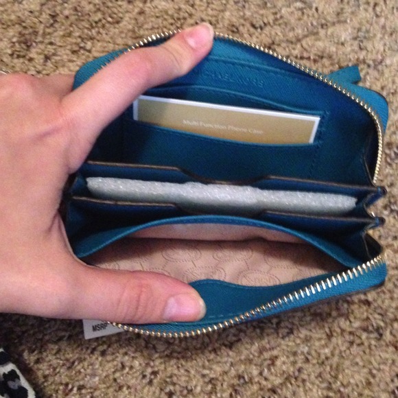 ❗️Michael Michael kors wristlet case❗️Sold❗️ - Picture 3 of 4