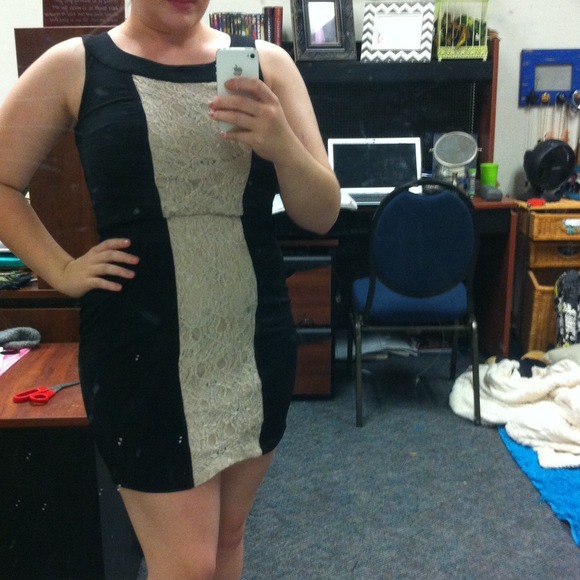 Pretty and simply LBD - Picture 3 of 4