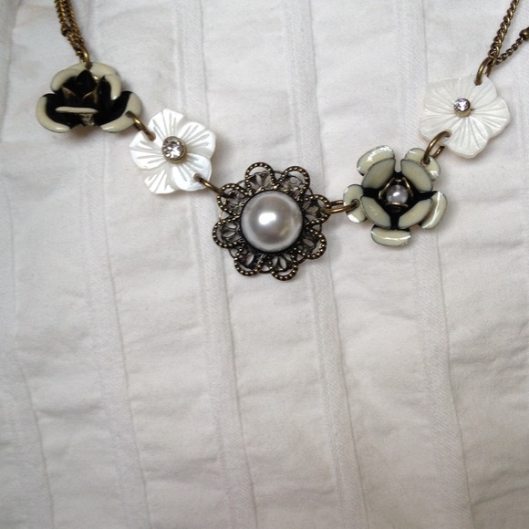 🎉🎈Host pick!! 🎉🎈Necklace with flower decals.