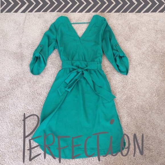 🚫SOLD in Bundle🚫Green Dress from Saks off 5th