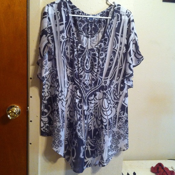 Black and white size 22/24 blouse