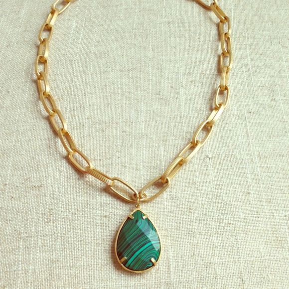 Jewelry - XSOLDX Pretty Emerald Green & Matte Gold Necklace