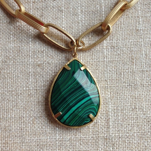 XSOLDX Pretty Emerald Green & Matte Gold Necklace - Picture 2 of 3
