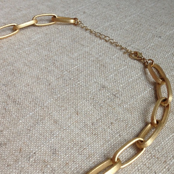 XSOLDX Pretty Emerald Green & Matte Gold Necklace - Picture 3 of 3