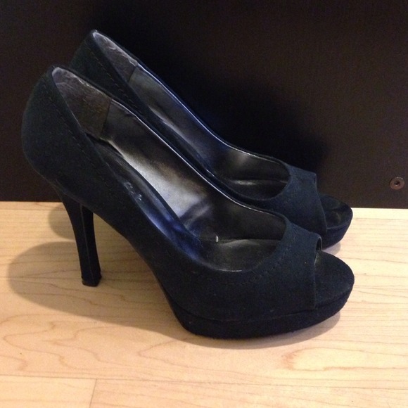 Black suede peephole pumps