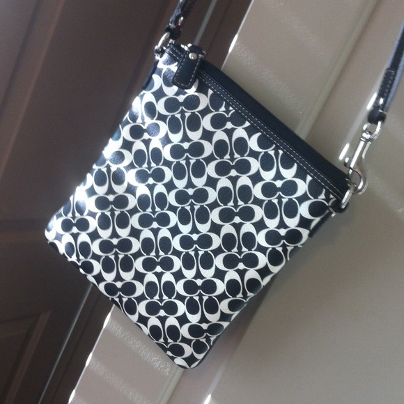 AUTHENTIC COACH SHOULDER BAG❤️ - Picture 2 of 2