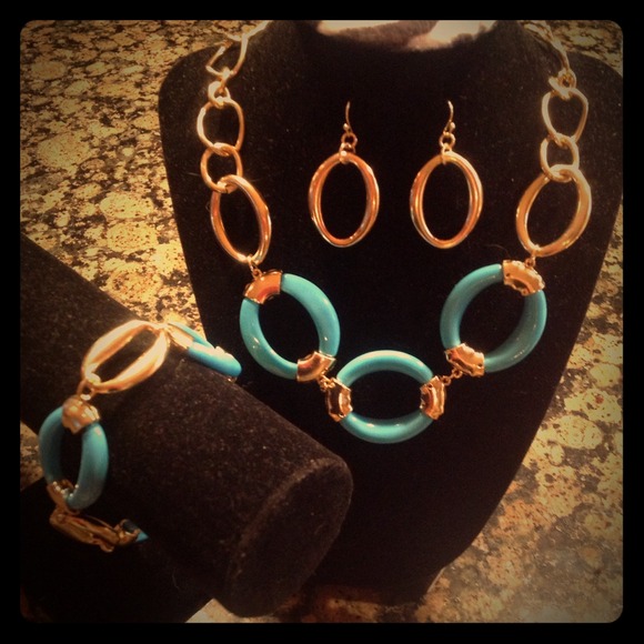 🚫SOLD IN BUNDLE🚫Acrylic Oval Mint Necklace