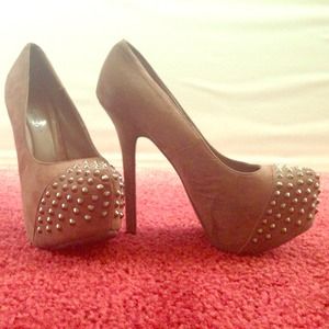Breckelle's brown Studded toe heel