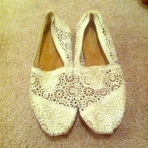 White lace Toms