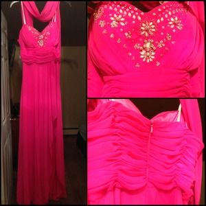 Dress! Only used once. Can negociate!!! For Cheap!