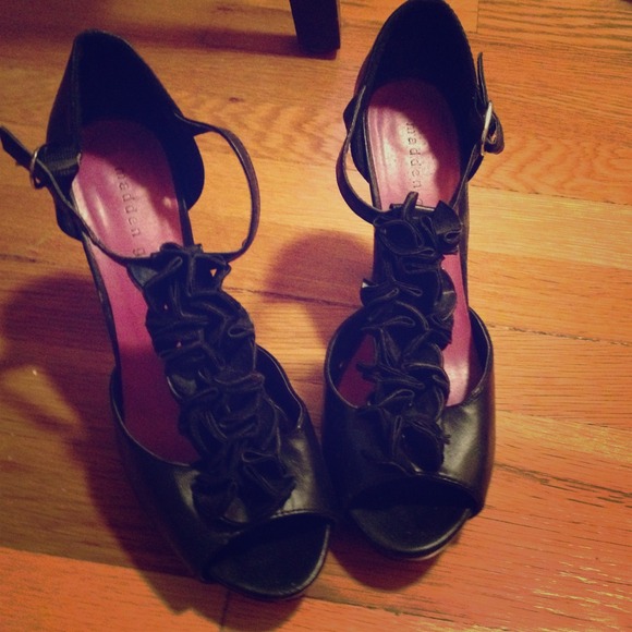 Black ruffly heels