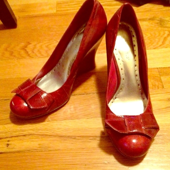 Red patent leather wedges