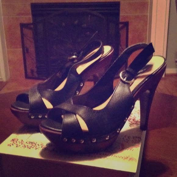 ****SOLD****Steve Madden Tumbled Heel