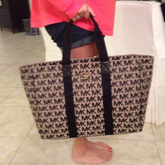 REDUCED Authentic Michael Kors Weekender - Picture 2 of 4