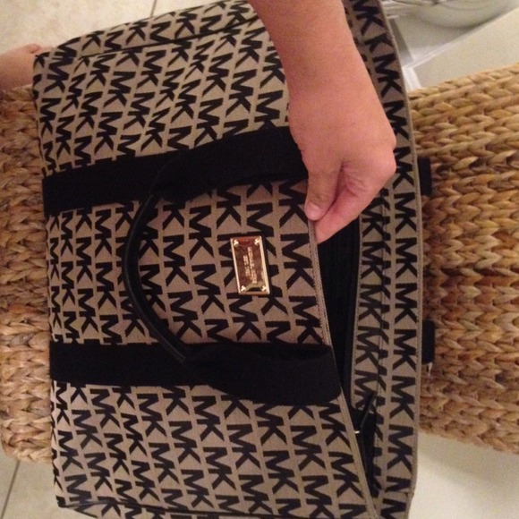 REDUCED Authentic Michael Kors Weekender - Picture 4 of 4