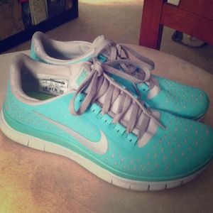 Nike free runs mint