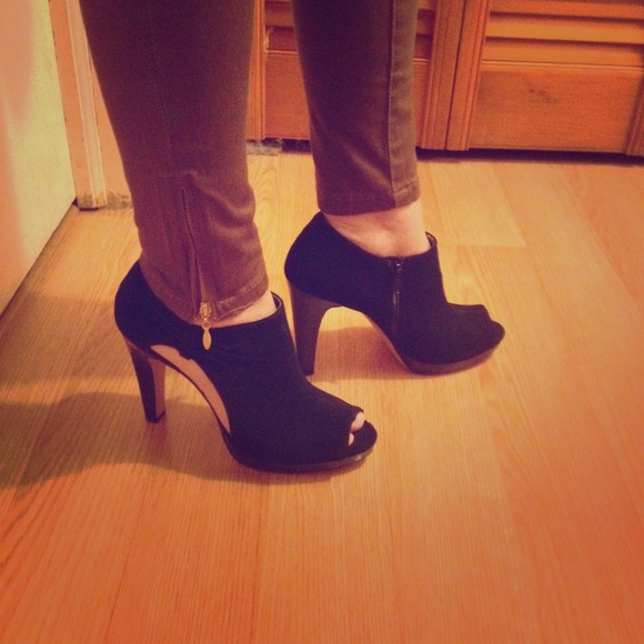 💥ON HOLD💥🎉Host Pick🎉 Suede Cutout Heels