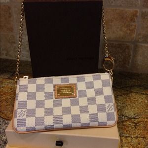 100% Authentic Louis Vuitton Damier clutch