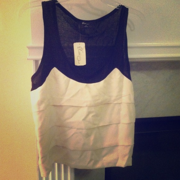 🚫SOLD IN BUNDLE🚫 Black and White Sleeveless Top